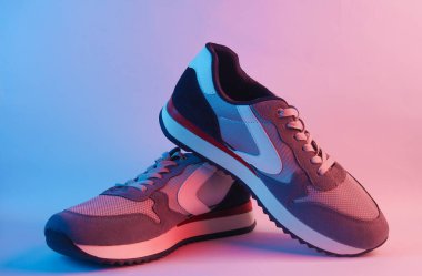 Neon ışıkta moda spor ayakkabıları