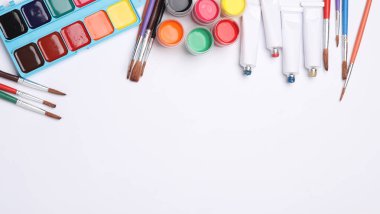 Beyaz arka planda boya ve fırçalarla çizim için ayarlandı. Çocukların yaratıcılığı. Boşluğu kopyala