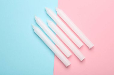 Mavi pembe arka planda mum seti