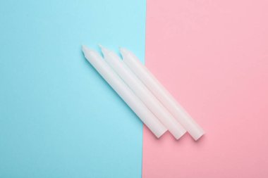 Mavi pembe arka planda mumlar