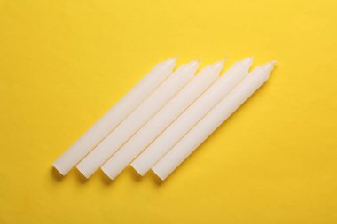 Sarı arkaplanda mumlar