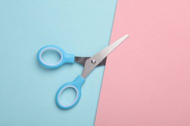 Mavi-pembe arka planda yaratıcılık için makas