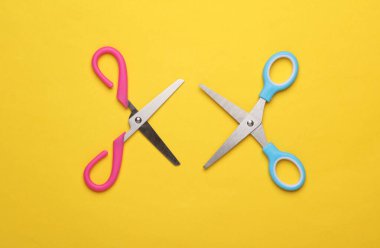 Sarı arkaplanda yaratıcılık için makas