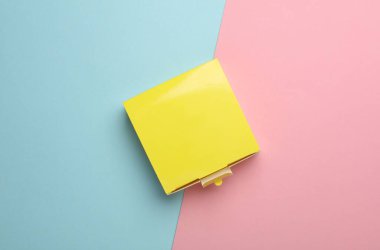 Pembe mavi arka planda sarı kutu. Üst görünüm