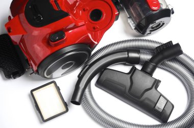 Beyaz arka planda modern bir elektrik süpürgesinin bileşenleri ve eklentileri. Üst Manzara. Boşluğu kopyala