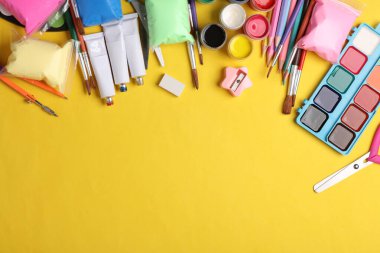 Sarı arka planda çocukların yaratıcılığı için birçok farklı ürün var. Boşluğu kopyala