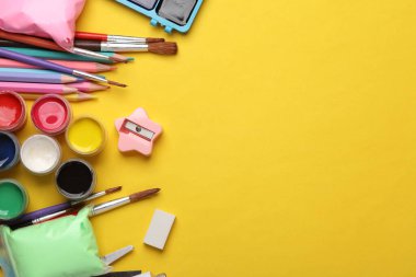 Sarı arka planda çocukların yaratıcılığı için birçok farklı ürün var. Boşluğu kopyala