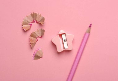 Keskinleştirilmiş kalem talaşı ve pembe arka planda keskinleştirici.