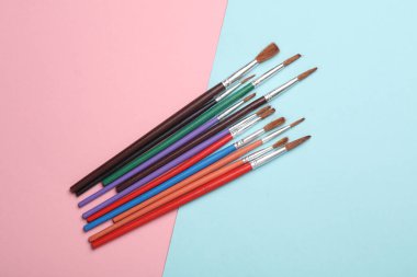 Mavi-pembe arkaplanda boya fırçaları