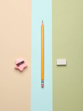 Renkli pastel arka planda silgi ve keskinleştirici ile kalem