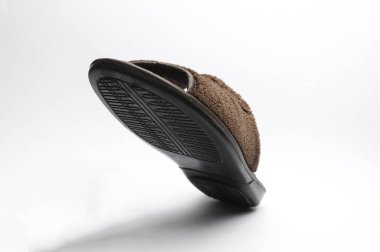 Beyaz arka planda yüzen terlikler