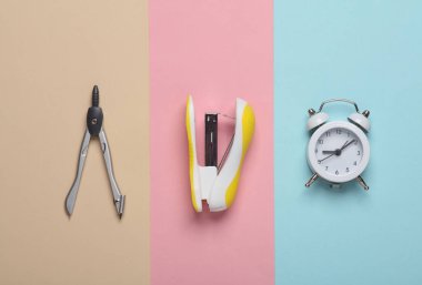 Pastel arka planda okul kağıtları. Üst Manzara. Düz yatıyordu