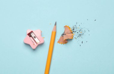 Mavi arkaplanda kalemtraşı olan bir kalem