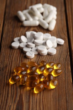 Tahta masadaki farklı tipte haplar.