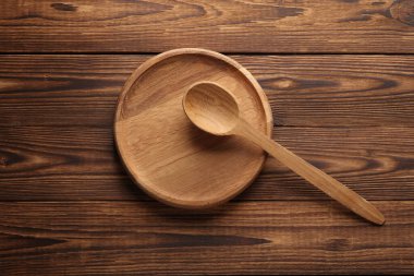 Masada tabağı olan tahta kaşık. Üst görünüm