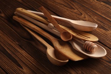 Masanın üzerinde tahta kaşıklar var. Mutfak aletleri