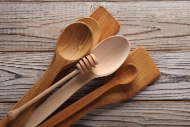Ahşap arka planda farklı tahta kaşıklar.