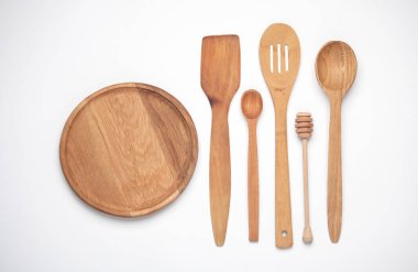 beyaz zemin üzerinde ahşap mutfak gereçleri.