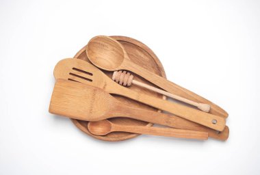 beyaz zemin üzerinde ahşap mutfak gereçleri.