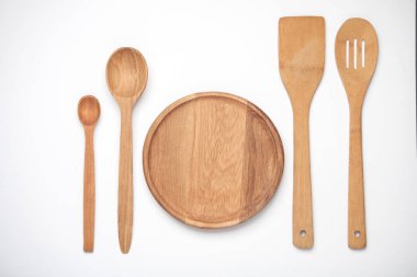 beyaz zemin üzerinde ahşap mutfak gereçleri.