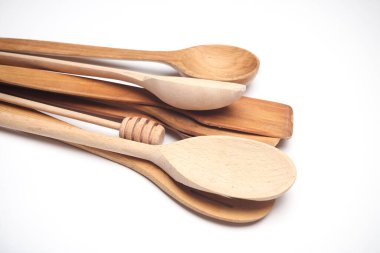 beyaz zemin üzerinde ahşap mutfak gereçleri.