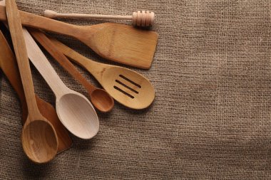 Ahşap mutfak gereçleri çuval bezi arka planda
