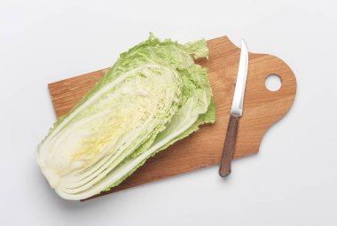 Taze yeşillik, beyaz arka planda bıçaklı mutfak tahtalı sebzeler. Sağlıklı yiyecekler, vejetaryenler. Düz yatıyordu