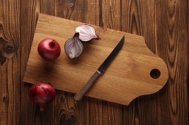 Taze yeşillik, ahşap zemin üzerinde bıçak olan mutfak tahtalı sebzeler. Sağlıklı yiyecekler, vejetaryenler. Düz yatıyordu