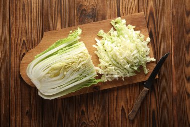 Tahtada dilimlenmiş Çin lahanası. Üst görünüm