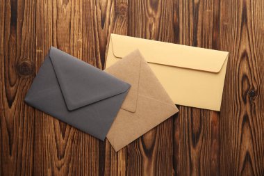 Ahşap tahtalardaki renkli zarfların yaratıcı düzeni