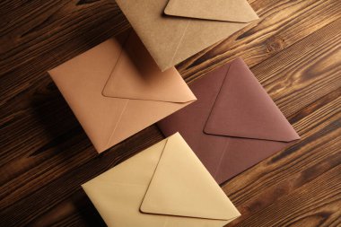 Ahşap tahtalarda yüzen renkli zarfların yaratıcı düzeni