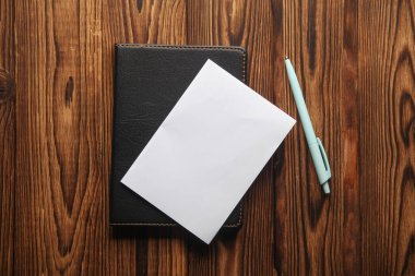 Not defteri, beyaz kağıt ve kalem tahtada.