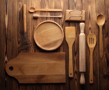 Tahtada bir dizi ahşap mutfak gereçleri var. Düz yatıyordu. Üst görünüm