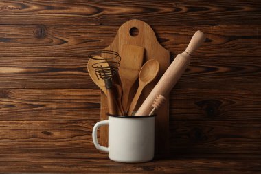 Tahtaların üzerinde ahşap mutfak aletleri var..