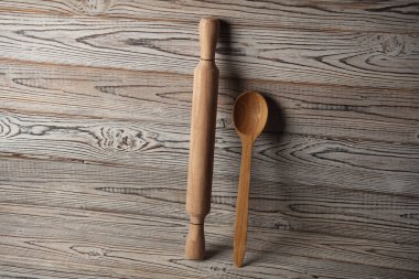 Tahtada kaşık olan ahşap merdane.