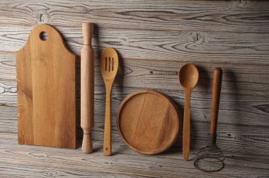 Tahtaların üzerinde ahşap mutfak aletleri var..