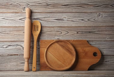 Tahtaların üzerinde ahşap mutfak aletleri var..