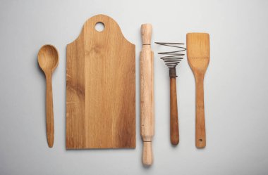 Beyaz arka planda ahşap mutfak aletleri seti. Düz yatıyordu. Üst görünüm