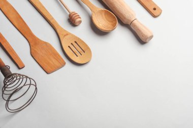 Beyaz arka planda ahşap mutfak aletleri seti. Düz yatıyordu. Üst Manzara. Boşluğu kopyala