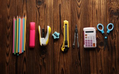 Tahta tahtalarda çocukların yaratıcılığı ve eğitimi için okul kırtasiyesi.