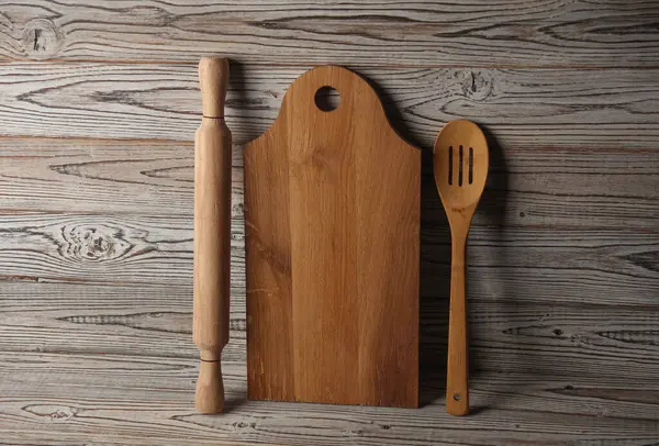 Tahtaların üzerinde ahşap mutfak aletleri var..