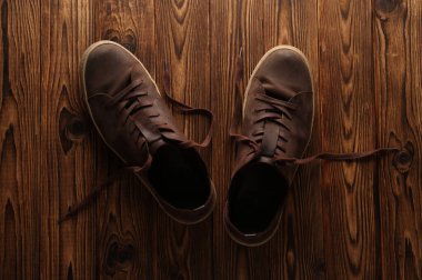 Ahşap arka planda deri ayakkabılar kullanılmış.