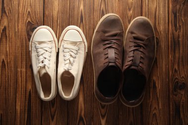 Ahşap arka planda kadın ve erkek retro ayakkabıları