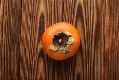 Ahşap arka planda olgun Sharon Hurması