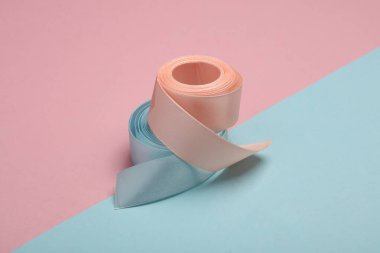 Mavi-pembe pastel arka planda Santin kurdele ruloları