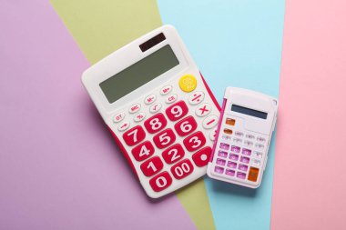 Renkli pastel arka planda iki hesap makinesi
