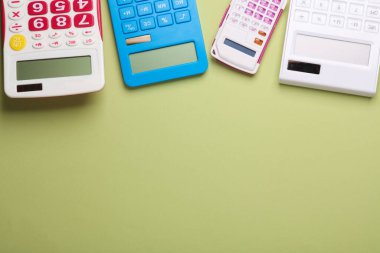 Yeşil arka planda birçok farklı hesap makinesi var. Boşluğu kopyala