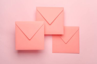 Pembe arka planda kare pembe zarflar