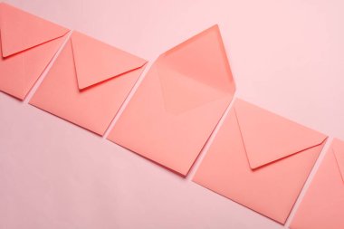 Pembe arka planda kare pembe zarflar