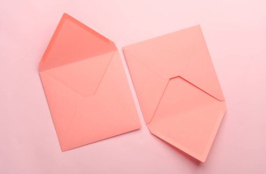 Pembe arkaplanda açık kare pembe zarflar